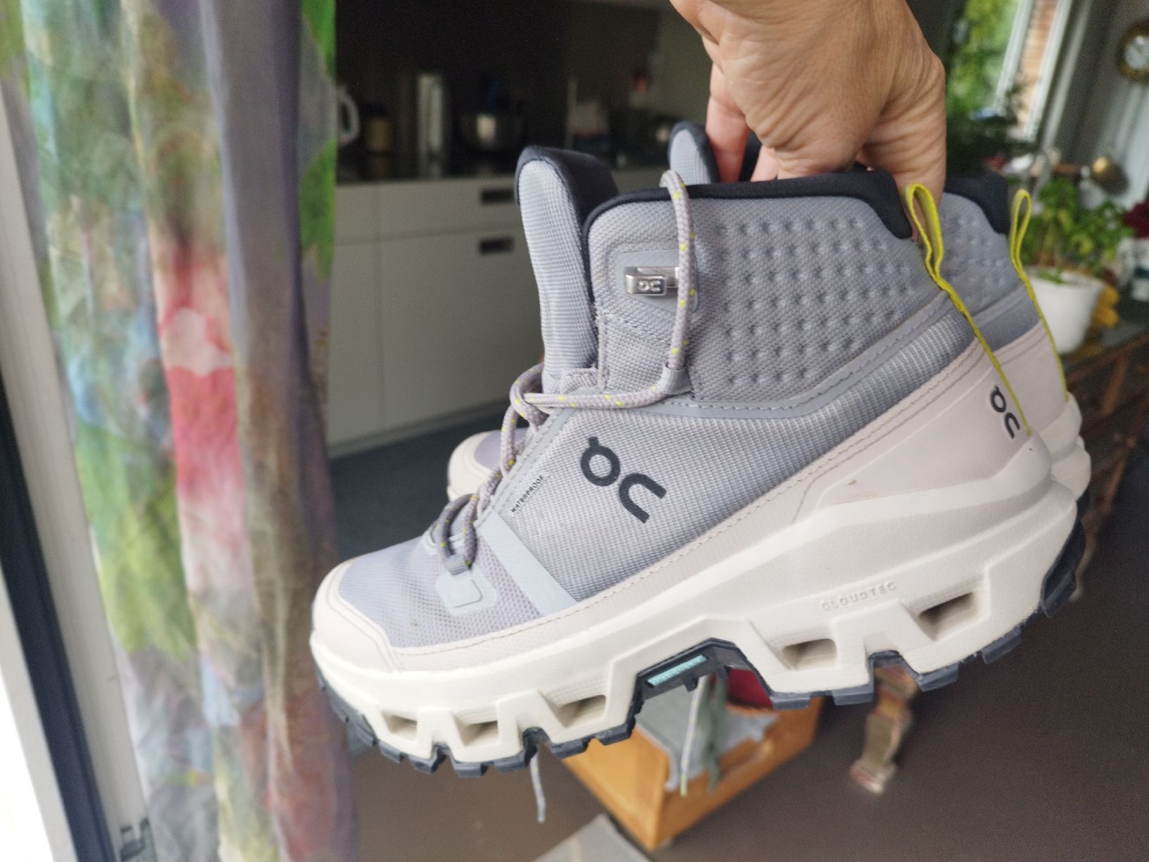On Scarpe da donna: ON Cloudrock Wanderschuhe Damen Gr. 38.5 Grau/Weiss – Usato da Luterbach venduto da Liveyourdream 5