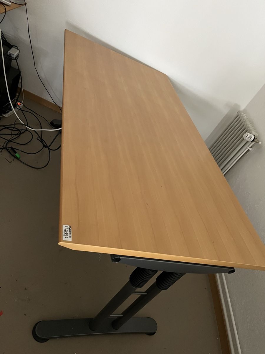 Tavoli: 3 Bürotische – Usato da Winterthur venduto da Rawo26 2