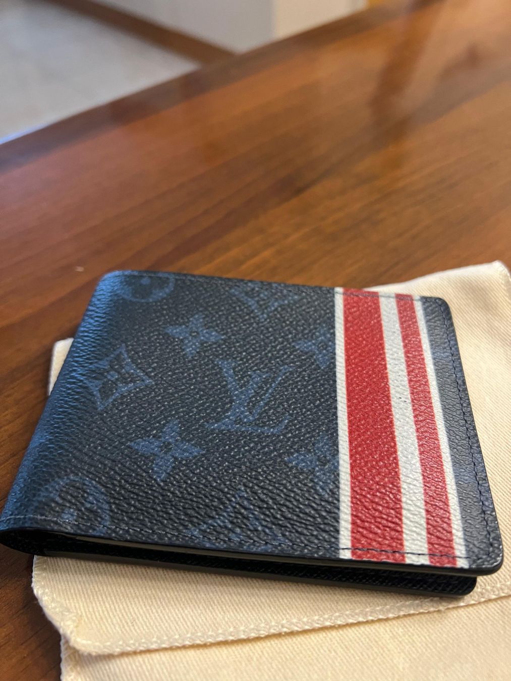 Louis Vuitton Portafogli: Louis Vuitton Slender Wallet - Monogram Edt – Usato da Oensingen venduto da TheBaggyClub 1