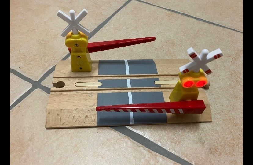 Jouets: Set Holzeisenbahn Tunnel+Schranken – D'occasion à Summaprada par hirschuh506