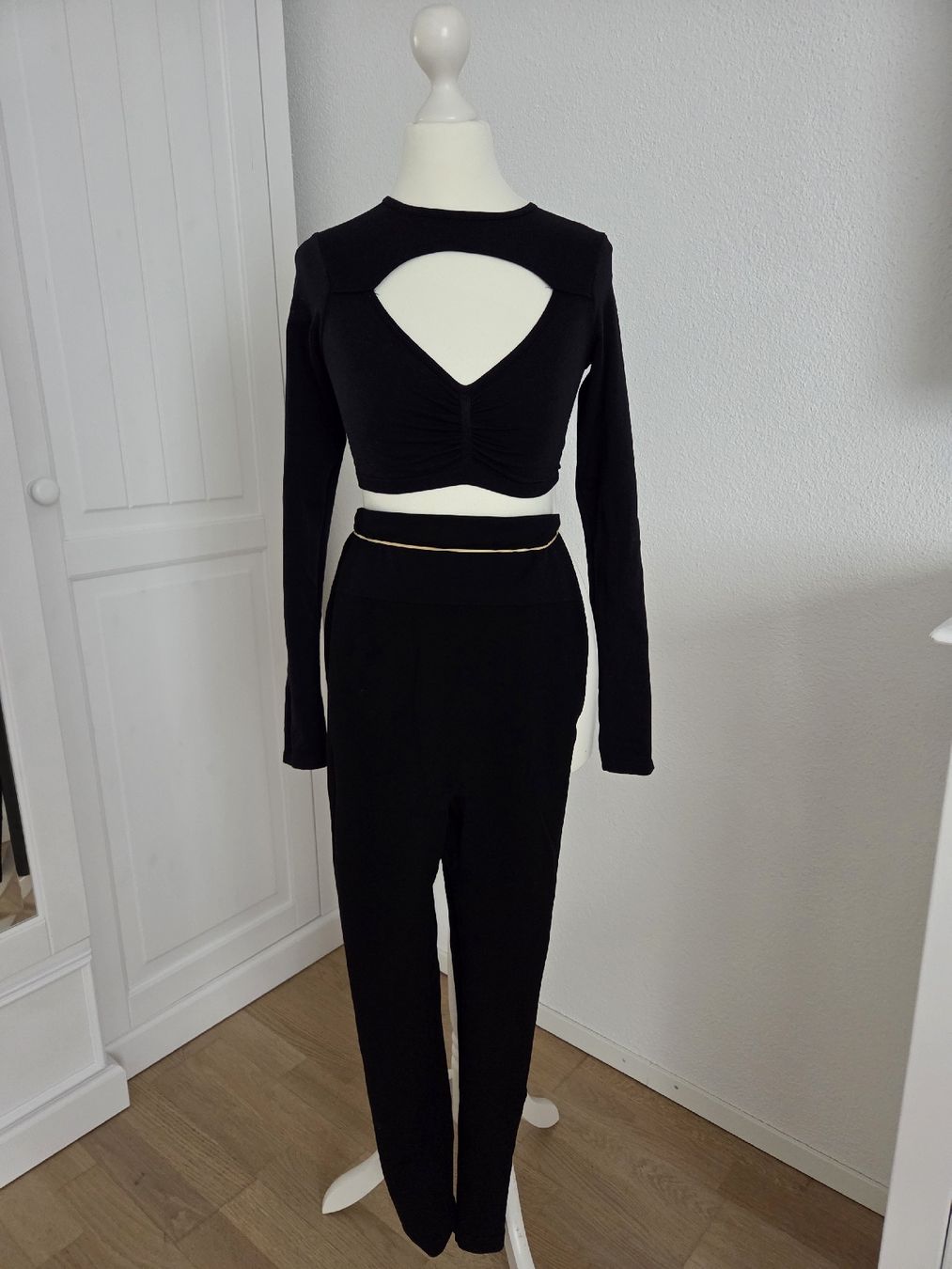 Anzüge & Kostüme: Schwarzes Langarm - Sport Set mit Cut-Out – Gebraucht aus Bülach von Recherchieren