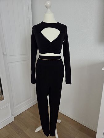 Schwarzes Langarm - Sport Set mit Cut-Out