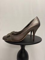 Salvatore Ferragamo Vara Pumps Gr. 39 silber grau Leder
