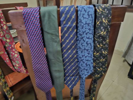 HERMES - Lot 2 des cravates en soie