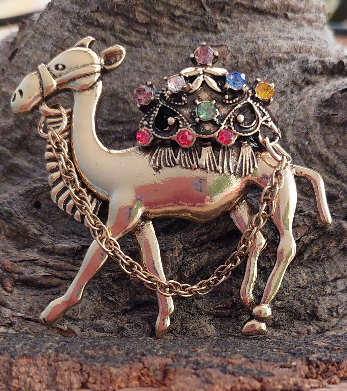 Broches & Aiguilles: Kamel Brosche mit Strass - Goldfarben mit Kettchen – Neuf (Voir description) à Oberwil BL par Hunajakakku