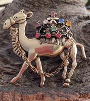 Kamel Brosche mit Strass - Goldfarben mit Kettchen
