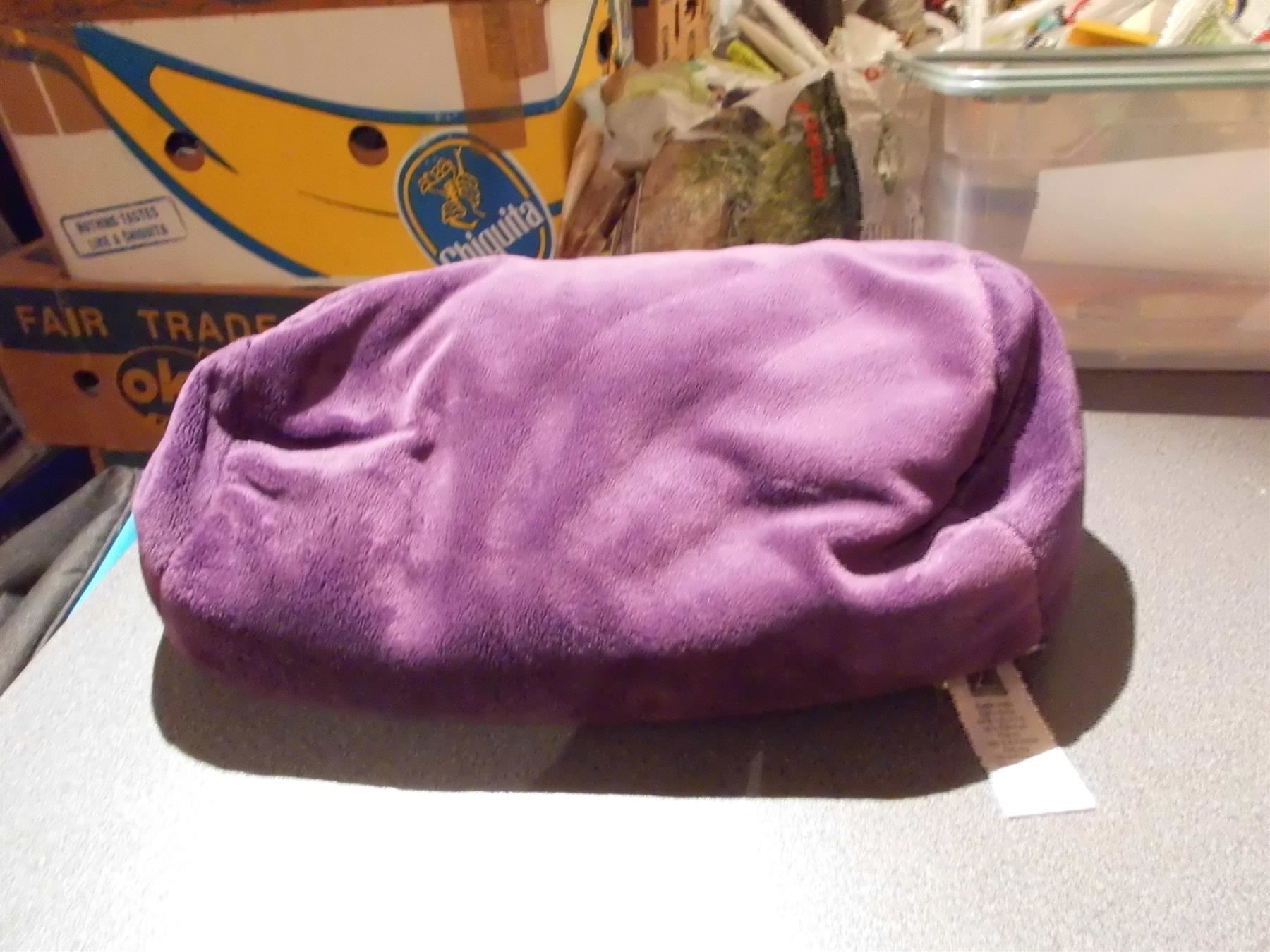 Kissen: Nackenrolle, violett – Gebraucht aus Zürich von Motzkuh
