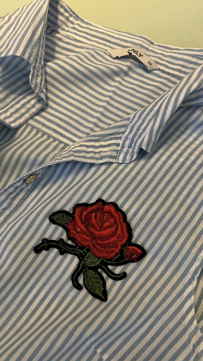Only Camicette: ONLY gestreiftes Sommerhemd mit Rosen, Größe 34. – Usato da Bern venduto da PrettyLittleWindow 2
