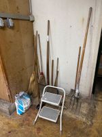 021 Posten Gartenwerkzeug mit Leiter aus Liquidation