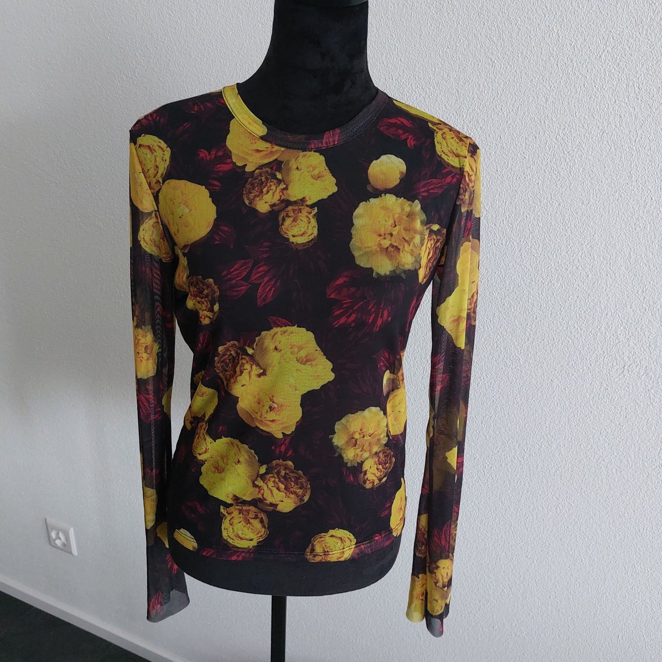 T-shirt: NA-KD Shirt mit Blumenmuster – Nuovo (secondo la descrizione) da Muri AG venduto da ReBoutique