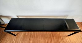 A votre bon cœur: Bancs noirs assise en cuir