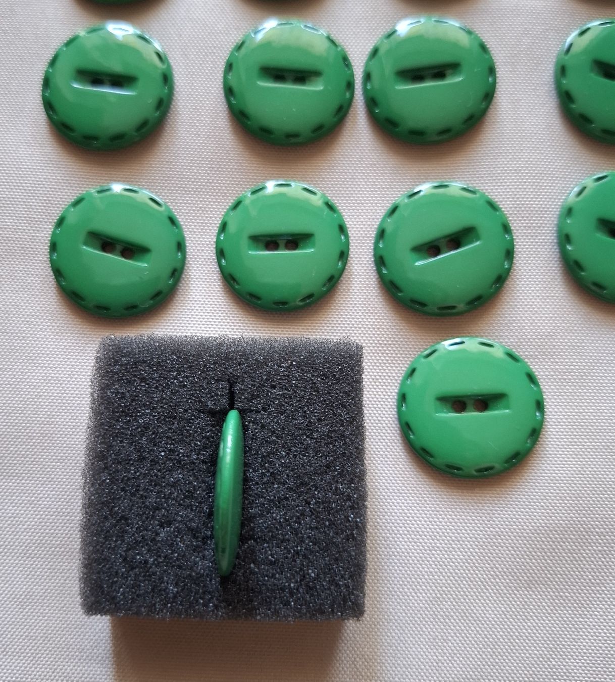 Knöpfe: 18 Knöpfe, grün, 22 mm. – Gebraucht aus Dietikon von Hirschkopf 2