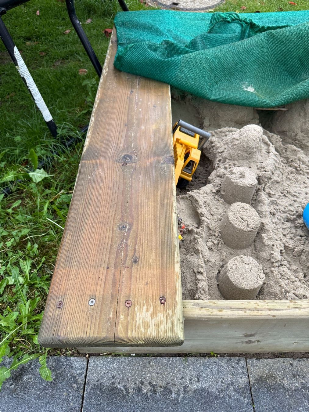 Sabbiera per bambini: Robuster Sandkasten aus Holz mit Abdeckung – Usato da Dörflingen venduto da Struxure 2
