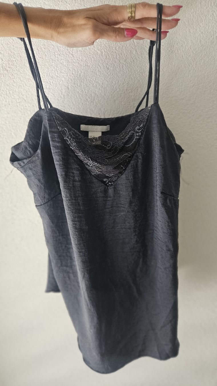H&M Top: h&m top avec dentelle gris  – Usato da Sion venduto da tiff_1992