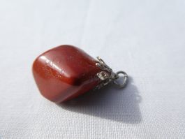 Schmuck-Anhänger mit rotem Jaspis; Länge 2.0cm