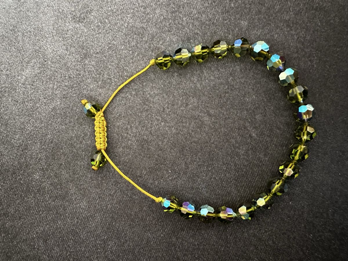 Armbänder & -reifen: Armband mit grünen Kristallen – Gebraucht aus Zürich von sgy_yv62 1