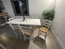 Chaises (x4) / Chairs (x4)