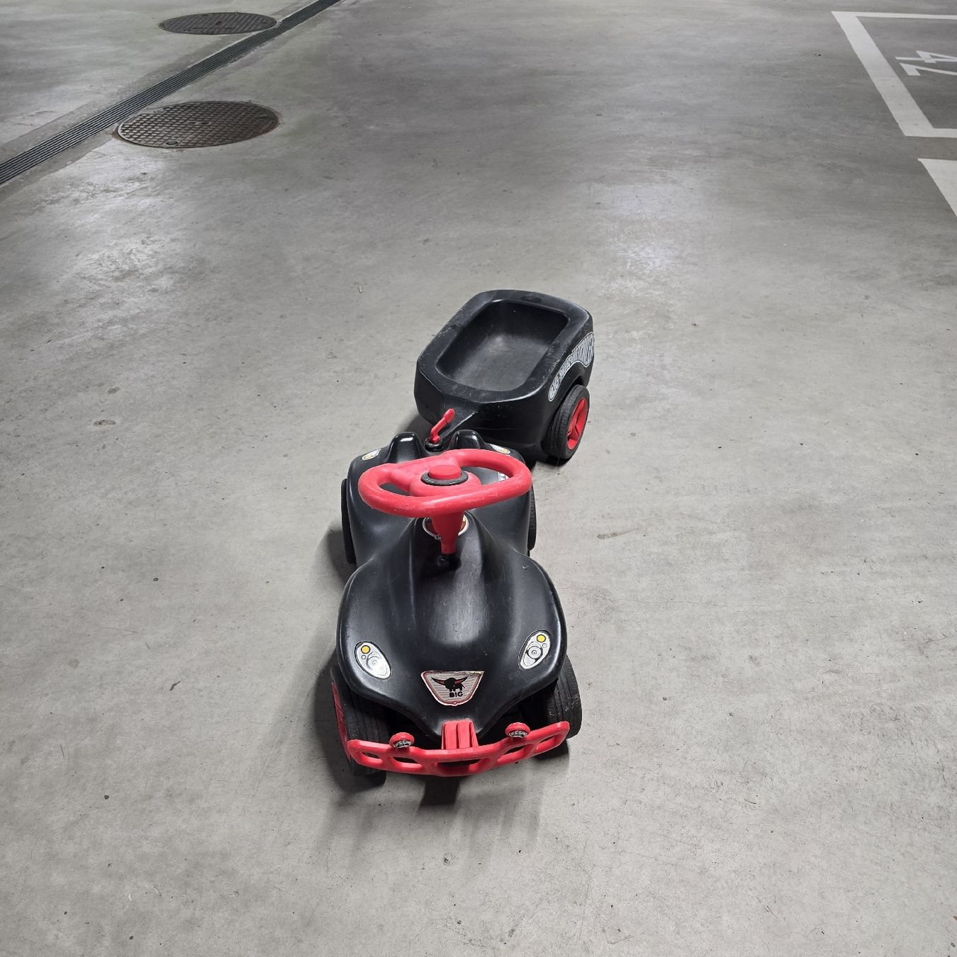 Big Veicoli per bambini: Schwarzes Bobby Car mit Anhänger – Usato da Riehen venduto da freezer123 3
