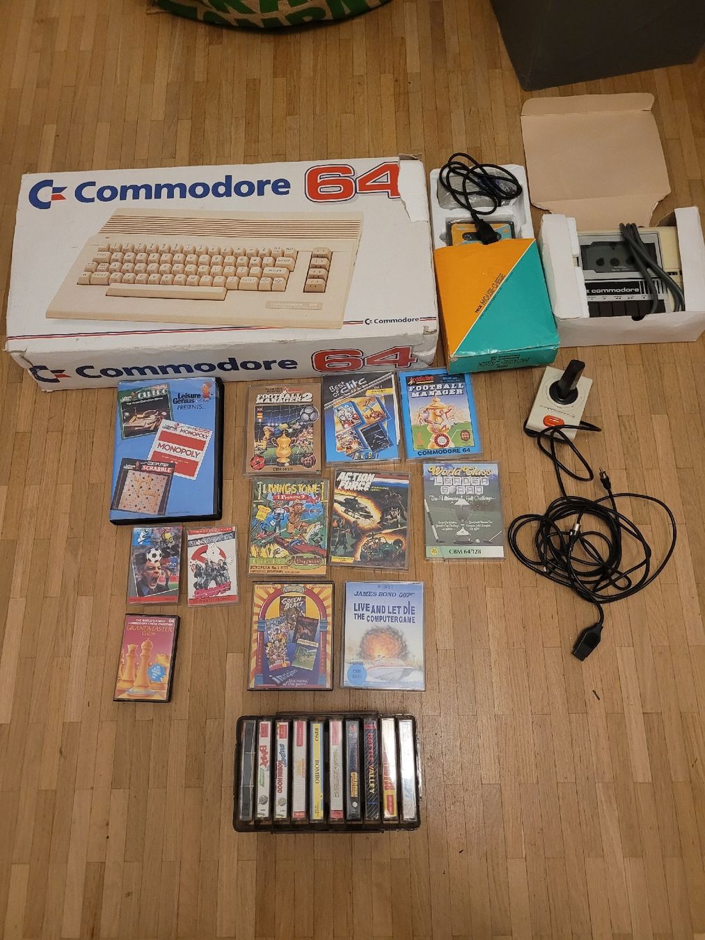 Commodore Console: Commodore 64 Set with 24 Games - Nostalgic Retro Gaming! – Usato da Meyrin venduto da Retro-GZ