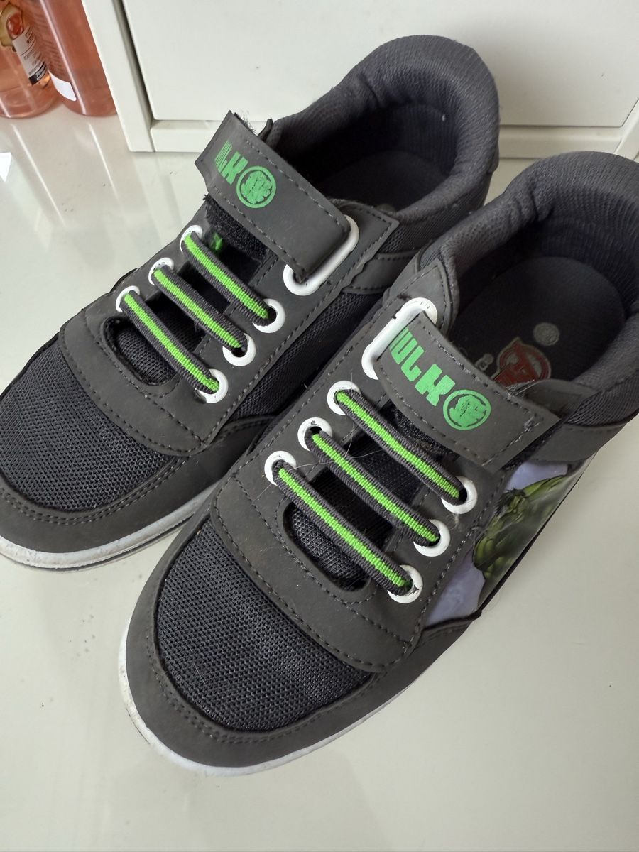 Schuhe für Jungen: Avengers Kinderschuhe gr 33 – Gebraucht aus Belp von Lu96