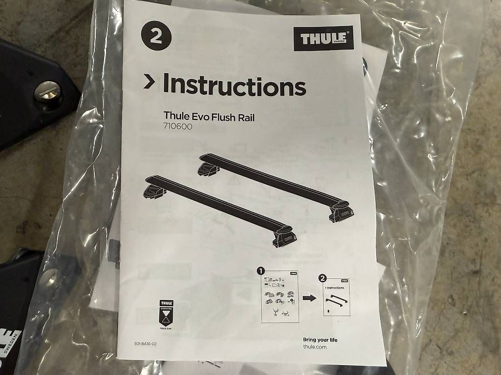 Thule Barres de toit: Thule Evo Flush Rail 7106 + WingBar Evo Black 127 cm (7113B) – D'occasion à Horw par Mred 2