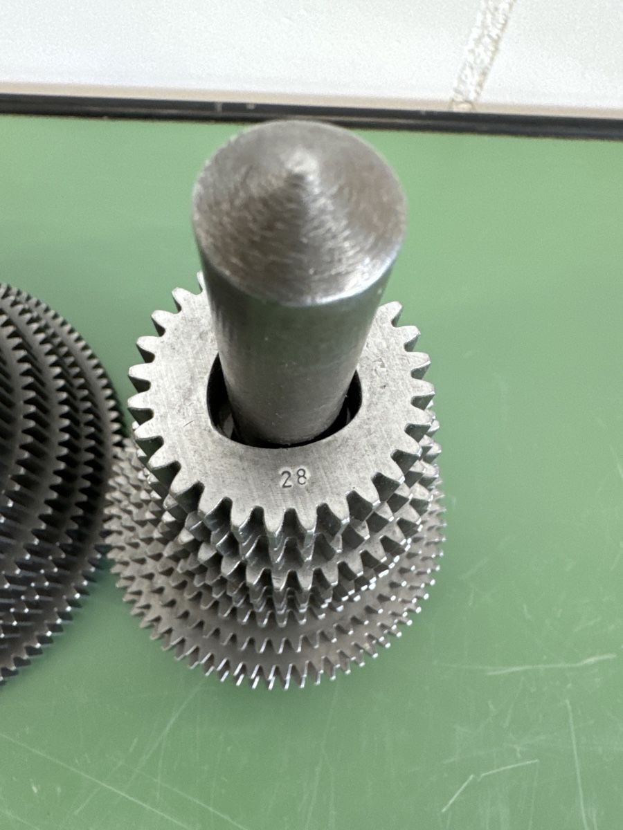 Schaublin Tutti gli attrezzi: Lot de pignons droits SCHAUBLIN – Usato da Aarberg venduto da SNMachines 2