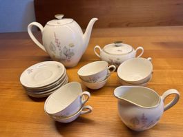 Kaffeeservice mit Blumenmuster