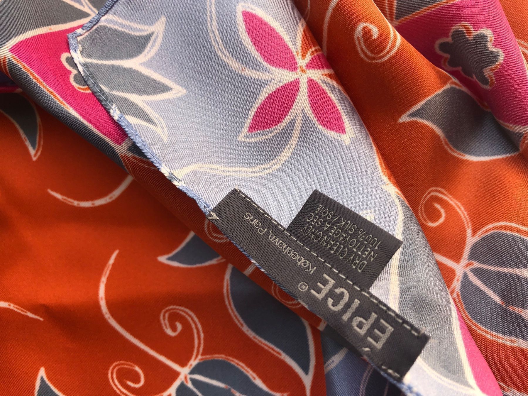 Foulard & Sciarpe: Foulard soie EPICE – Nuovo e nell'imballaggio originale da Arnex-sur-Orbe venduto da cameleonfringant 1