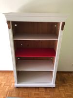 Vintage Regal weiss, WOW Props – roter Akzent