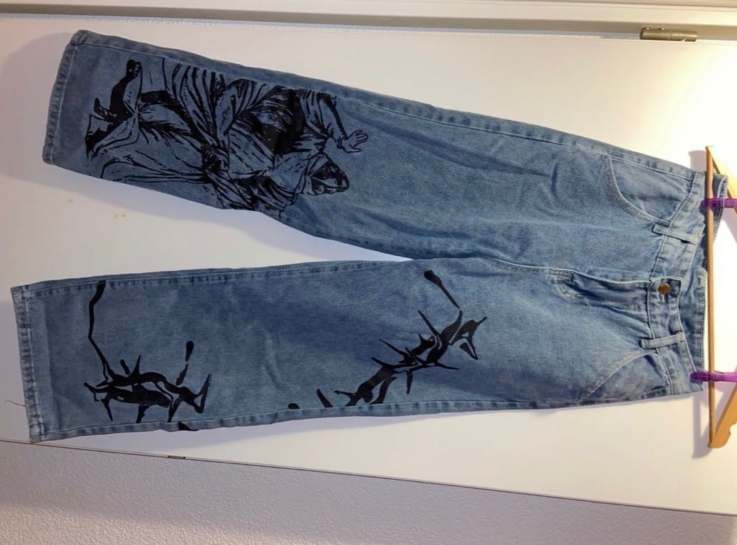 Jeans: Jeans mit Aufdruck – Nuovo (secondo la descrizione) da Sutz venduto da lue_r6b7