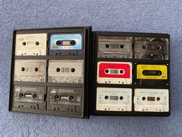21 Stück Musikkassetten in Kunstleder-Aufbewahrungsbox