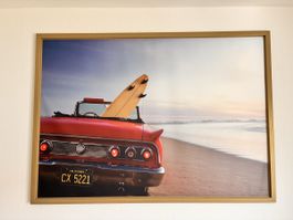 Wandbild es Oldtimer am Strand mit Surfbrett goldener Rahmen