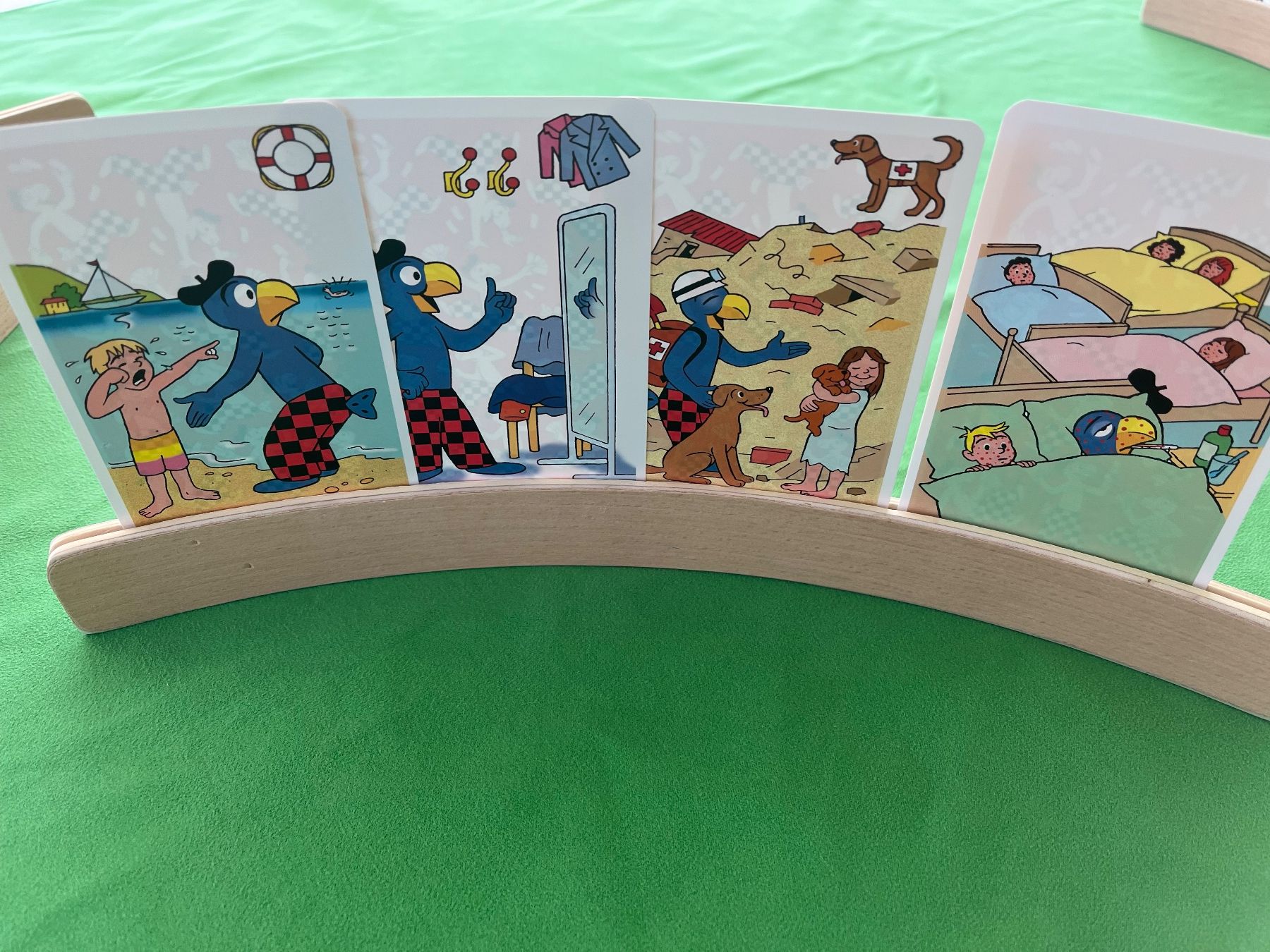 Giochi: Spielkartenhalter, Holz, dampfgebogen, 4 Elemente zu 34cm – Nuovo e nell'imballaggio originale da Neuenkirch venduto da zwimpferspiel 2