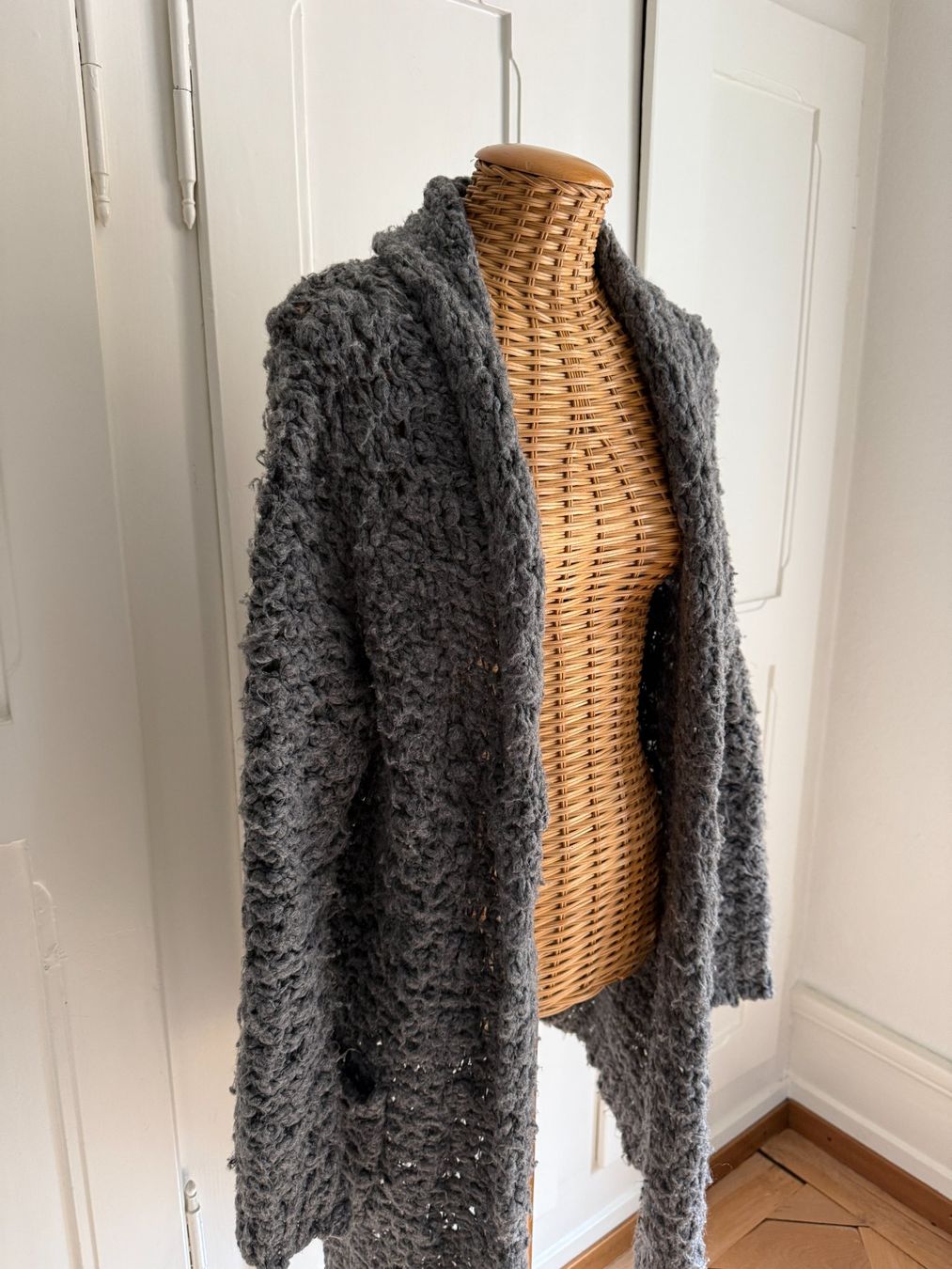 Giacche: REVIEW - Strickjacke grau L – Usato da Zürich venduto da Diazaio 1