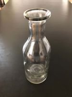 Carafe en verre transparent.