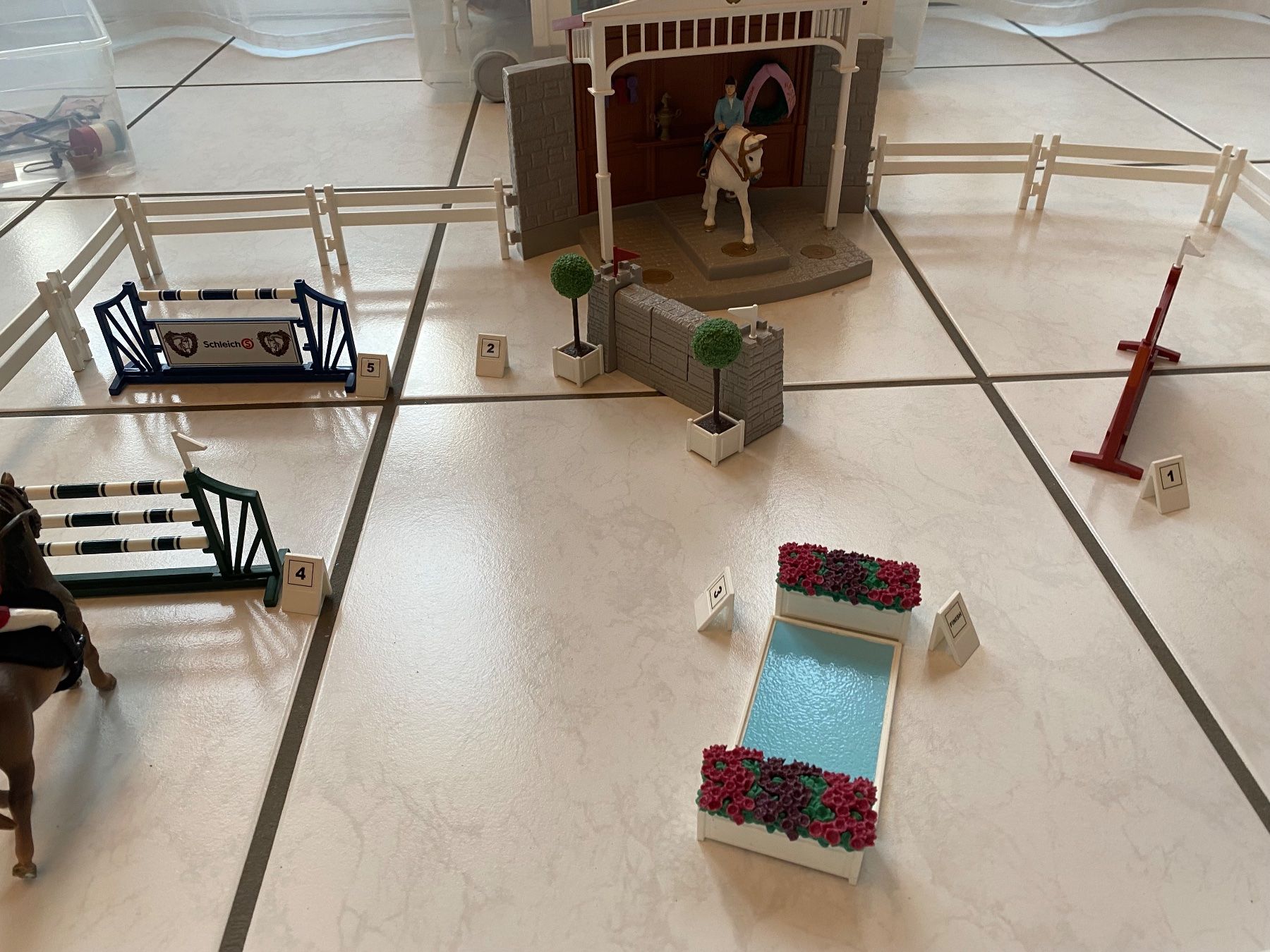 Schleich Jouets: Schleich - grosser Turnierplatz – D'occasion à Steffisburg par Naedu6 2