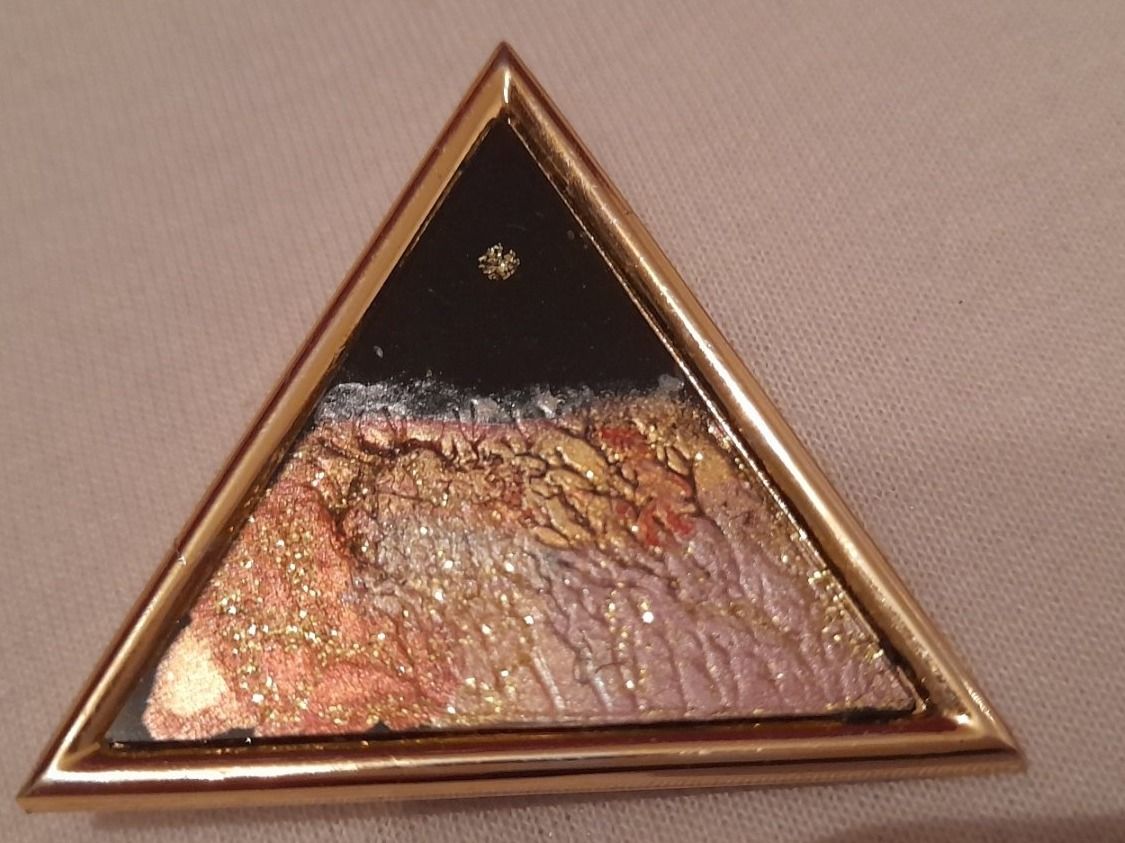 Spille & Fermagli: Dreieckige Brosche Handarbeit, 5x5x5 cm, – Nuovo e nell'imballaggio originale da Eiken venduto da Lashar
