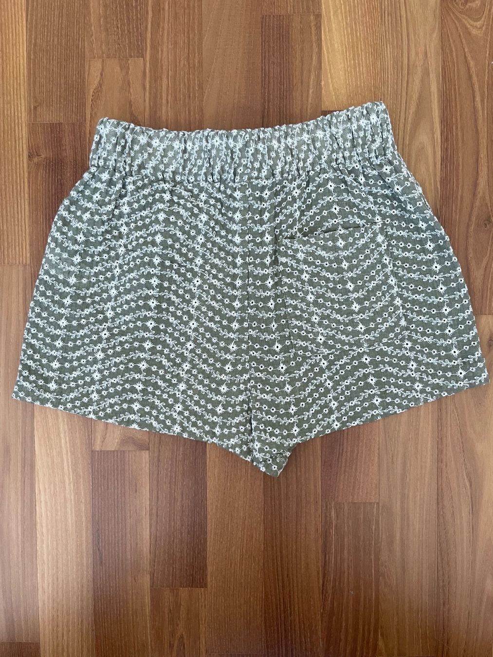 Zara Pantaloni: Zara Shorts Olive Gr. S – Usato da Buchs SG venduto da VintageHomeCH 1