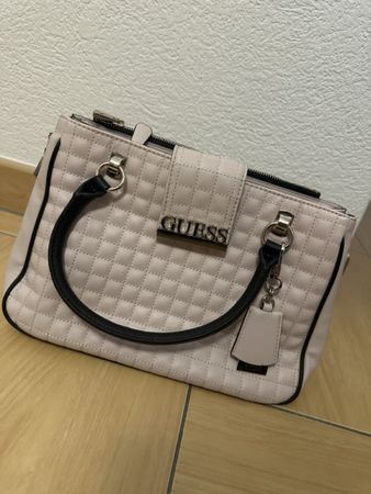 Sac à main Guess matelassé rose poudré avec anses noir