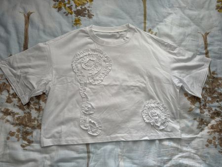 Weiss T-Shirt Grösse M mit Rüschenprint guter Zustand