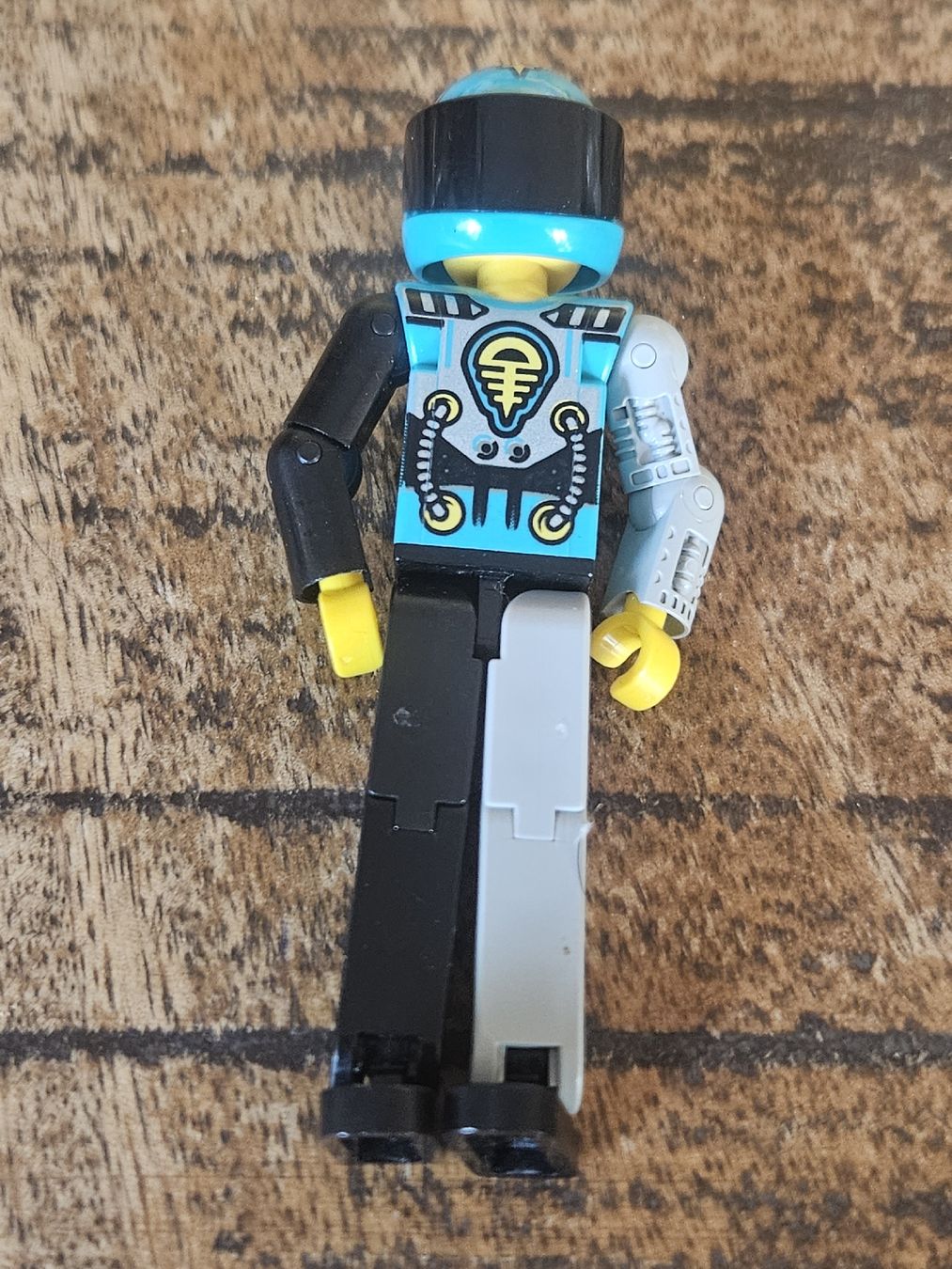 Lego Kit di costruzioni: lego figurine tech001a Technic Figure Black/Light Gray Legs, – Usato da Confignon venduto da Ecrofigs