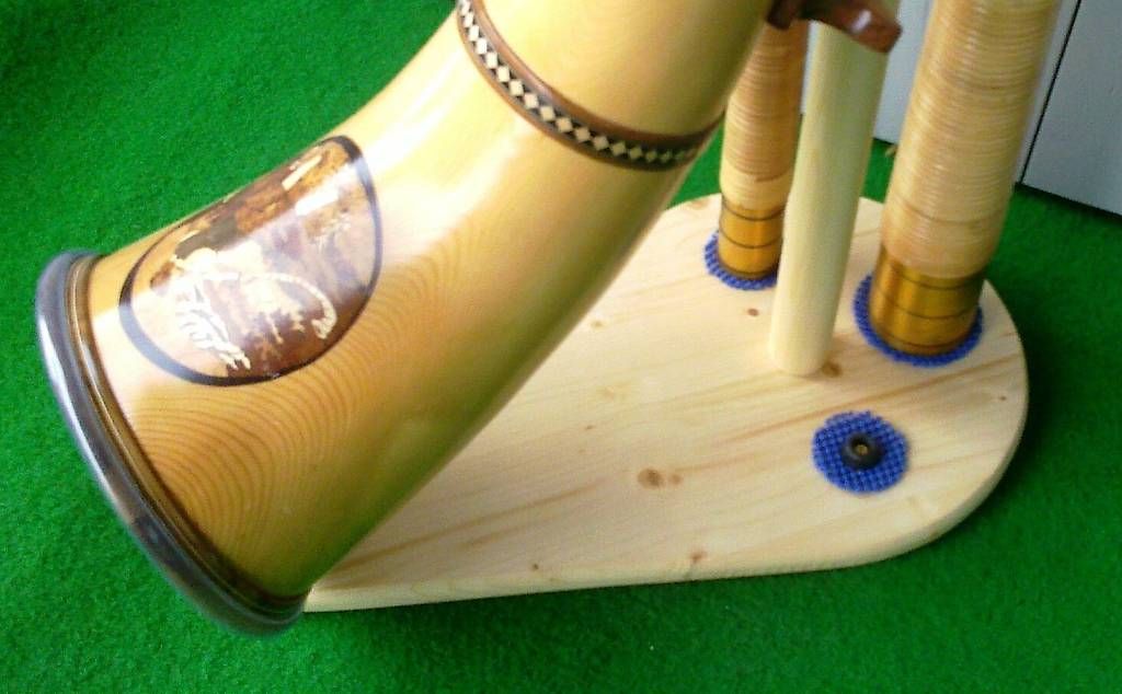 Strumenti musicali: Alphorn-Ständer für 3-teilig+1 – Usato da Reiden venduto da woodARTmusic 3