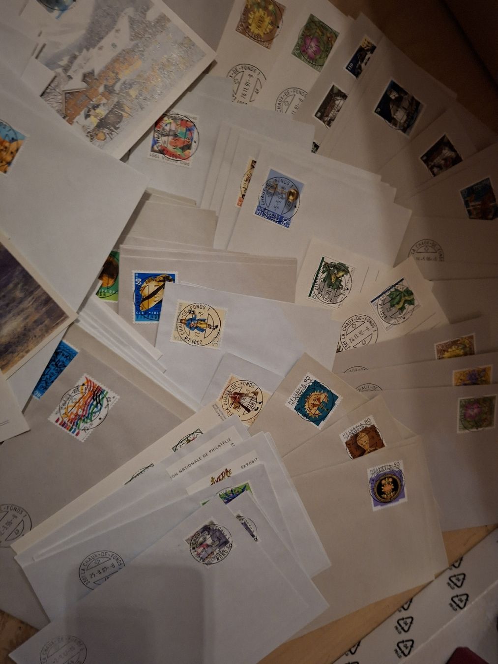 Alle Briefmarken: Schachtel voll mit Belege / Briefe eca  – Gebraucht aus Balgach von SIMEON27 5