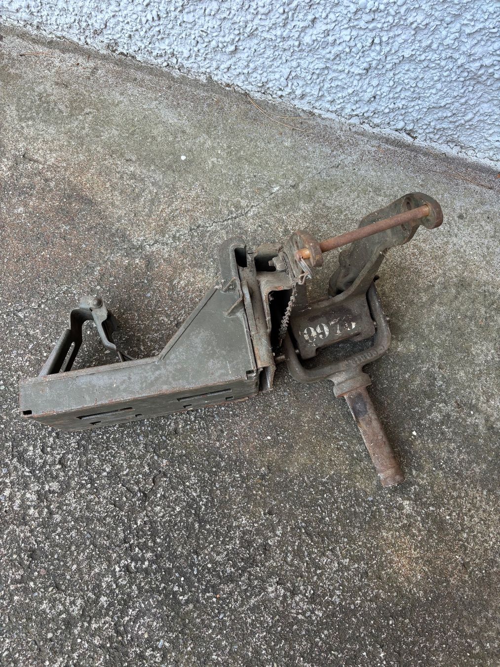 Armi bianche: Cradle M2HB für Geschützring GMC US WWII .30 oder .50 – Usato da Neuenhof venduto da redballexpress