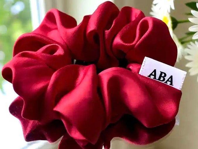 Haarschmuck: Rotwein Seide Scrunchie - Handgemachtes - Neu! – Neu und originalverpackt aus Vals von ABA-Atelier