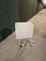 Tischlampe mit weissem Schirm