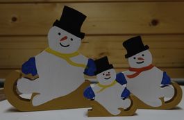 Schneemann-Familie auf Schlitten