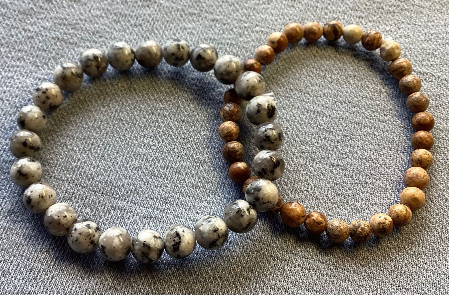Bracciali & Braccialetti: 2 Edelstein Armbänder - Jaspis & Fossil-Stein – Nuovo e nell'imballaggio originale da Basel venduto da La_Campanella 1