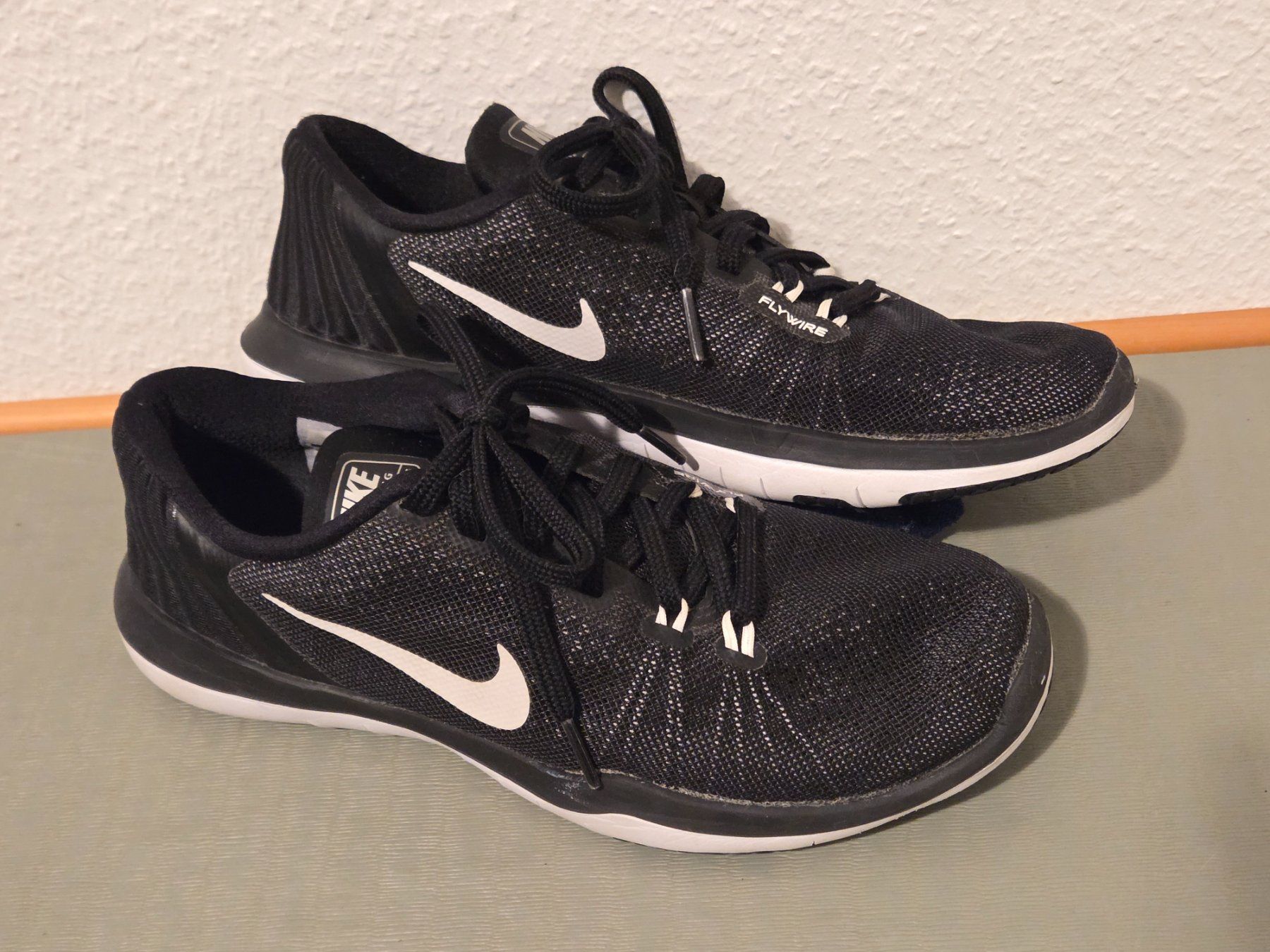 Nike Damenschuhe: Nike Flex Supreme TR5 Training Schuhe, Grösse 36.5, Schwarz – Gebraucht aus Schwerzenbach von BilboInSchwerzi
