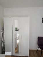 Platzsparender BRIMNES Kleiderschrank